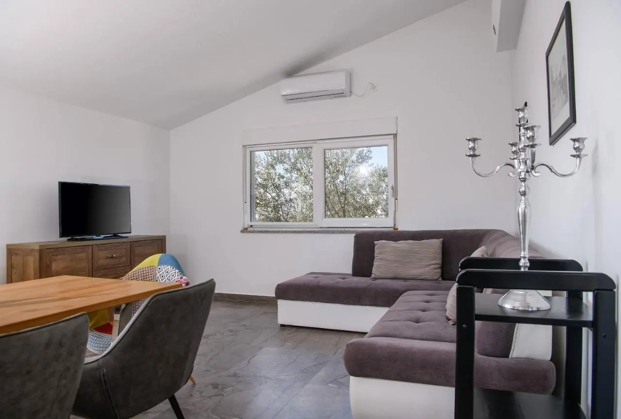 Holiday House Tiffany Galizana Holiday home