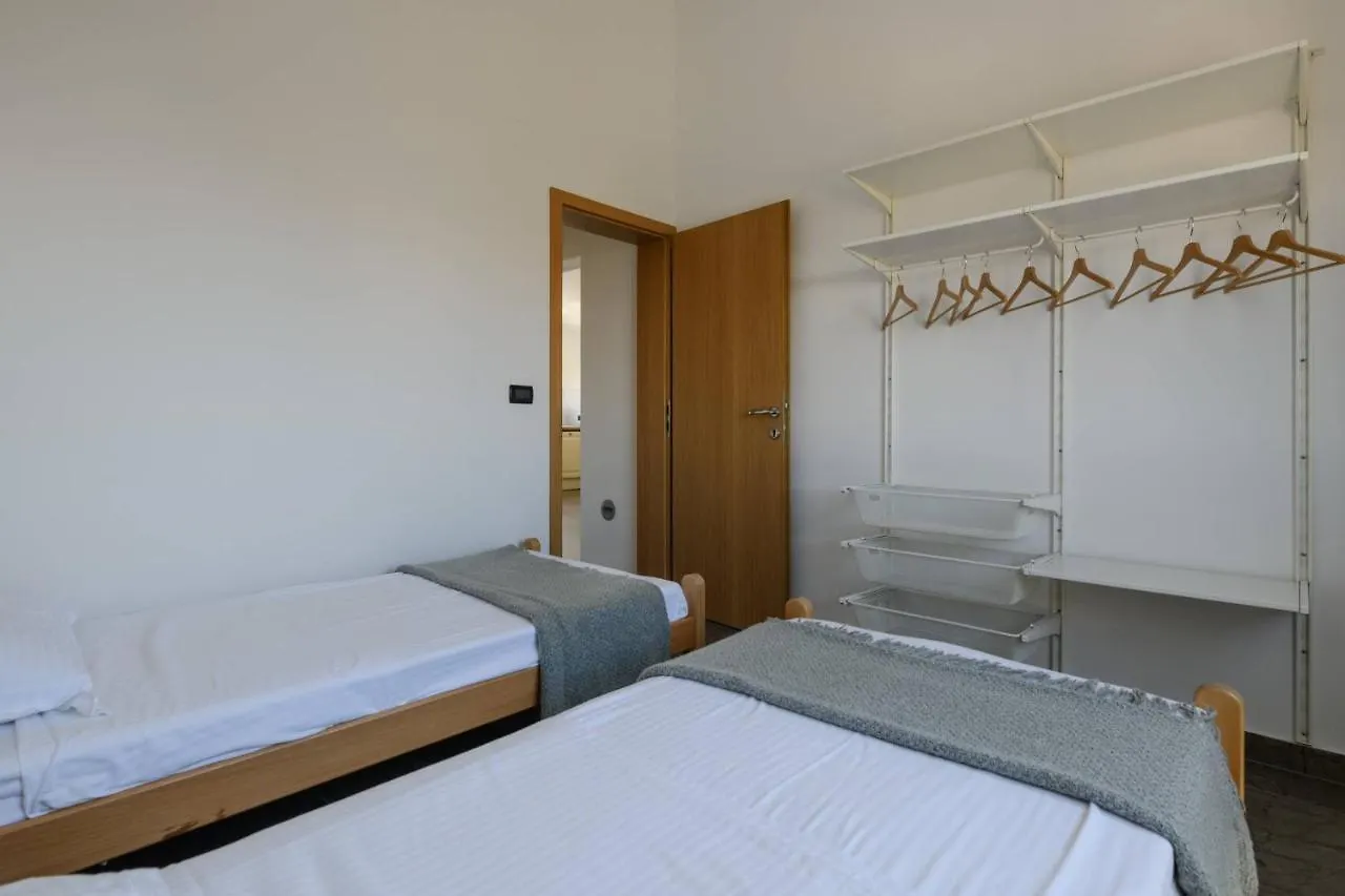 Holiday House Tiffany Galizana 0*,