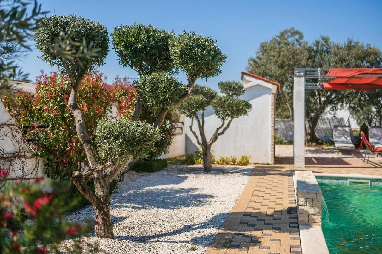 Holiday House Tiffany Galizana Holiday home