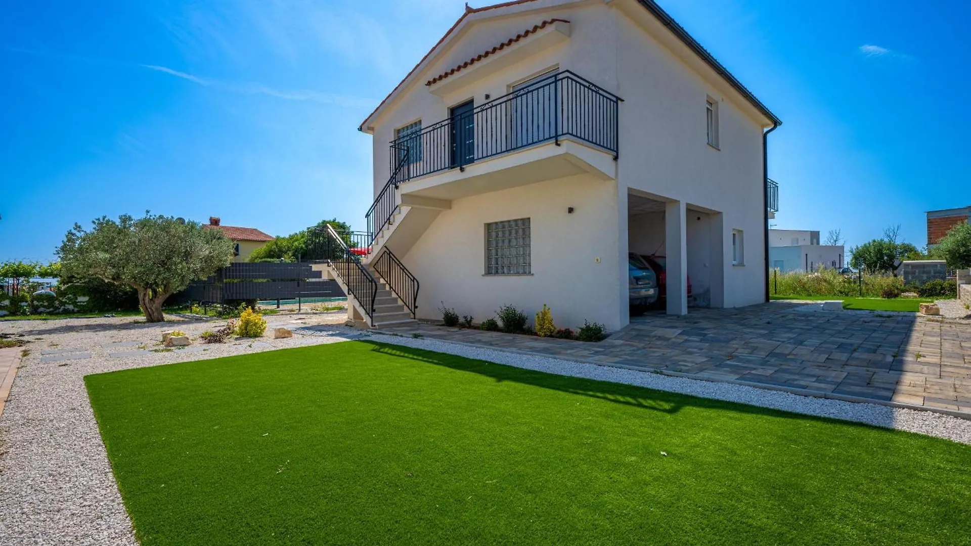 Holiday House Tiffany Galizana 0*,