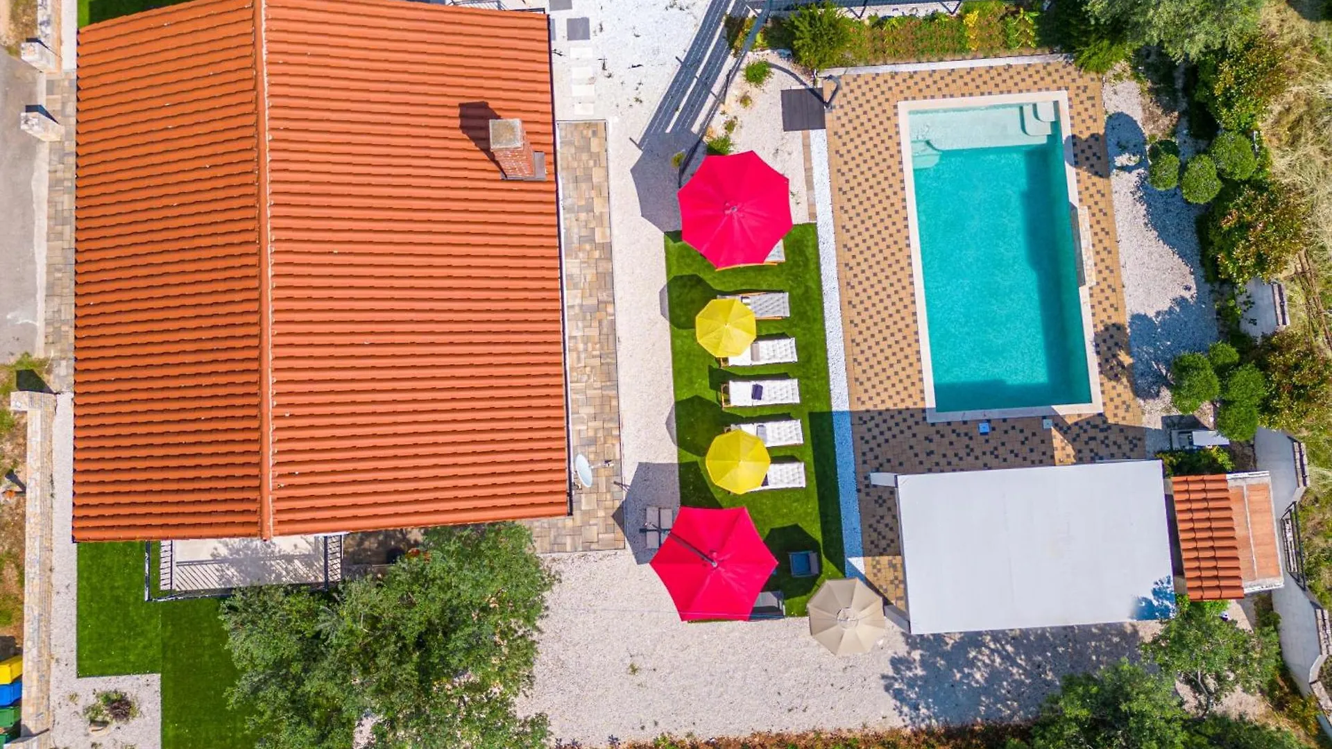 Holiday House Tiffany Galizana 0*,