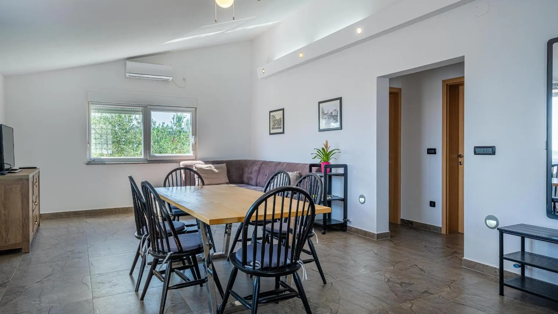 Holiday House Tiffany Galizana Holiday home